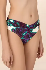 Calzón de bikini de tiro alto con estampado floral en tonos verde, morado y blanco.