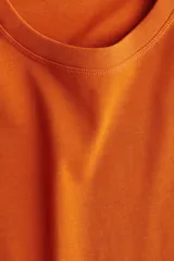 Remera de algodón de corte oversized, con cuello redondo y mangas cortas con hombros levemente caídos.