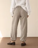 Pantalón rojo de corte holgado, estilo bombacho, con puños fruncidos en los tobillos.