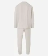 Pijama masculino de dos piezas confeccionado en tejido fleece texturizado. Incluye una remera de manga larga con cuello redondo y puños ajustados, y un pantalón tipo jogger con cintura elástica, cordón de ajuste y bolsillos laterales.