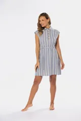 Vestido camisero de lino a rayas celestes y blancas, con cuello clásico, botones de madera y cinturón de lazo.