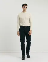 Pantalon de pana de corte clasico con bolsillos delanteros inclinados y bolsillos traseros de ribete.