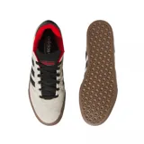 Championes de skate Adidas modelo Busenitz Vulc II, con diseño en color crema, detalles en negro y suela de goma color marrón. Presenta el logo de la marca en los laterales y cuello acolchado en color rojo.