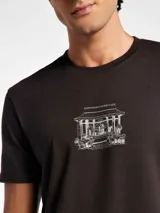 Camiseta blanca de algodón con cuello redondo y mangas cortas. Estampa rectangular con borde negro que contiene la frase "NATURAL ATMOSPHERE" en letras mayúsculas y una imagen de montañas y mar.