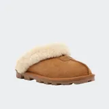 Pantufla UGG Coquette color marrón, con capellada de gamuza y forro de piel de oveja.