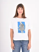 Remera blanca de algodón con cuello redondo y mangas cortas. Presenta un estampado frontal con pinceladas de colores y la frase 'in love we trust'.