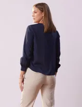 Blusa azul marino de gasa con escote en V y mangas largas con puño. Marca Sioni.