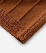 Remera de manga corta color beige, con cuello redondo y tejido texturizado acanalado.