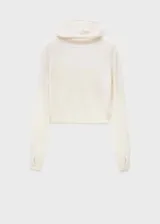 Buzo de tejido de punto fino en color crudo, con cuello redondo, mangas largas con aberturas para el pulgar y diseño recto.