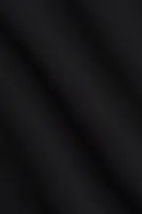 Pantalón negro de tiro alto con elástico oculto en la cintura. Presenta piernas anchas y rectas con pinzas y pliegues marcados tanto en la parte delantera como trasera.