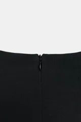 Vestido corto de tejido elástico, sin mangas, con cuello redondo y detalle de frunces en la cintura. Presenta un borde inferior con encaje combinado a tono.
