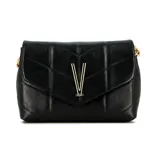 Cartera tipo sobre de color negro con diseño acolchado, solapa frontal y aplique metálico dorado con forma de letra V. Incluye correa de cadena dorada.