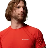 Remera técnica deportiva Columbia de manga corta en color rojo, con tecnología Omni-Shade y Omni-Wick, ideal para running y actividades al aire libre. Presenta mangas tipo raglán, cuello redondo y el logo de la marca estampado en el pecho en color blanco.