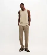 Pantalón recto de viscolino liso color beige, con cierre de botón y cremallera, y bolsillos tipo cuchillo.