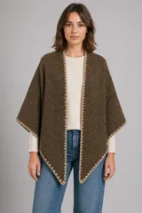 Ruana de corte triangular en color marrón oscuro, con bordes decorados con una guarda tejida en color beige.