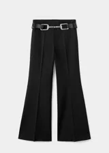 Pantalón largo negro de tiro alto con estilo flare, cierre de cremallera lateral y cinturón decorativo incluido.