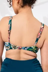 Top de bikini con estampado de hojas, con nudo central, breteles regulables y broche en la espalda.