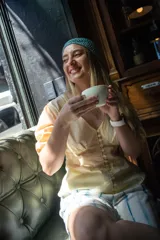 Camisa color amarillo pálido con corte en la cintura y abotonadura central. Tiene manga abullonada con detalle de elástico en puños.