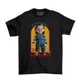 Remera negra de algodón con estampado frontal del personaje Chucky dentro de un marco amarillo y rojo, con la frase 'He wants you for a Best Friend'.