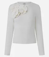 Suéter de punto color blanco, de corte ajustado y manga larga, con cuello redondo y detalle de aplicaciones de flores en relieve sobre el hombro derecho.