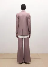 Pantalón Bangkok de corte sastrero, tiro medio y pernera ancha, color rosado.