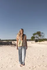 Chaleco bordado a mano con flores y mostacillas al estilo hindú.