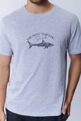 Remera gris melange de manga corta con cuello redondo, con estampa frontal ilustrativa de un tiburón acompañada del texto 'The most majestic shark'.