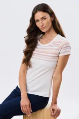 Remera de manga corta con cuello redondo, de color beige con diseño de franjas horizontales en tonos celestes y rosados en la parte superior.