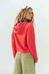 Sudadera de algodón rojo con efecto lavado, cuello redondo con capucha y abertura en V, manga larga y bajo ajustable con cordones.