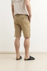 Bermuda color verde con bolsillos laterales y traseros.