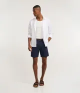 Bermuda masculina texturizada de color azul marino, confeccionada en algodón, con bolsillos y cintura elástica.