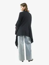 Saco tipo cárdigan largo de tejido térmico color negro, con diseño de frente abierto tipo chal y mangas largas decoradas con apliques florales bordados.