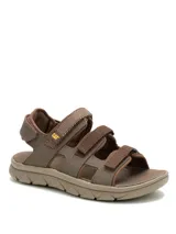Sandalias Caterpillar modelo Cadent para hombre, color marrón, fabricadas con capellada de cuero y textil con detalles de nailon. Cuentan con múltiples tiras ajustables con velcro, plantilla de espuma EVA y suela de goma con ranuras para mayor tracción.