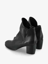 Botín plateado de cuero italiano con diseño moderno y silueta estilizada. Su taco ancho brinda estabilidad y comodidad, mientras que el corte limpio realza la elegancia del modelo.