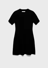 Vestido corto de punto fino color negro, con cuello perkins, mangas cortas y diseño evasé.