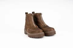 Bota de cuero color marrón con cierre frontal y plataforma con suela de goma.