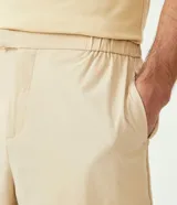 Bermuda slim negra de poliamida con elástico en la cintura, cierre con cremallera y bolsillos laterales.