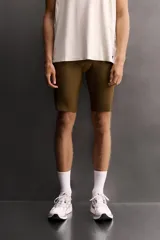 Mallas cortas de running Zara Athleticz para hombre, de color marrón, confeccionadas en tejido técnico y elástico con diseño acanalado.