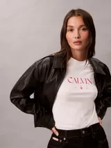 Remera Calvin Klein de manga corta y cuello redondo, color blanco, con diseño gráfico y logotipo impreso en el pecho.