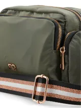 Cartera tipo bandolera o cruzada, color verde oliva, con cuerpo acolchado y cierre de cremallera doble. Incluye una correa ancha y ajustable con diseño de rayas en tonos negro, blanco y dorado.
