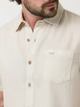 Camisa de manga corta RKF de tencel color marrón claro, con corte regular fit, botones frontales claros, bolsillo en el pecho con el logo del pato bordado al tono y cuello clásico.