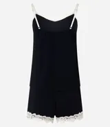 Conjunto de pijama negro, compuesto por un top de tirantes con encaje blanco en el escote y un short con encaje blanco en el ruedo.