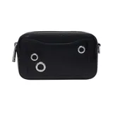 Bandolera Marc Jacobs The Snapshot de cuero negro con herrajes plateados, cierre de doble cremallera, logo metálico frontal y detalles decorativos de anillos, un candado y llaves colgantes.