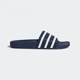 Chancletas Adidas Adilette de color azul marino, con tira superior texturizada y las tres bandas características de la marca en color blanco. Cuentan con una plantilla anatómica moldeada para mayor confort.