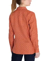 Blusa de lino orgánico color vino con estampado geométrico, manga larga, cuello camisero, cierre frontal de botones y un bolsillo superior.