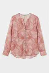 Camisa de manga larga con estampado floreado y abotonadura frontal.