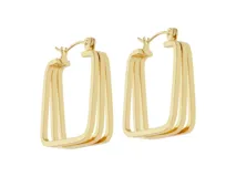 Aros de acero inoxidable color dorado, con forma cuadrada y triple línea.