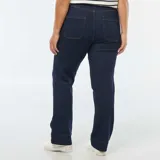 Pantalón de jean corte flare en color azul oscuro, con cintura alta y bolsillos frontales tipo parche.