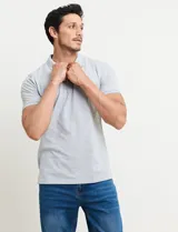 Remera tipo polo de color azul, con cuello clásico, cierre de botones y mangas cortas con terminación acanalada.