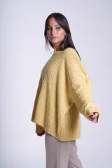 Sweater oversize tejido en punto trenzado color gris, con cuello redondo y mangas largas.